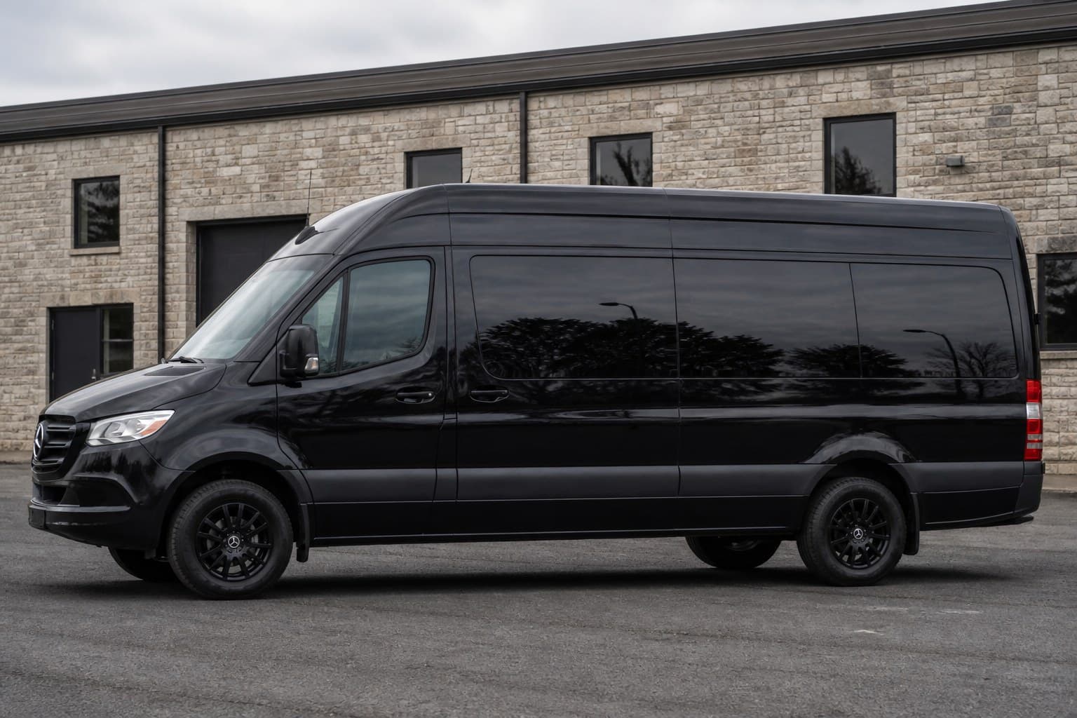 Mercedes-Benz Sprinter exterior 2